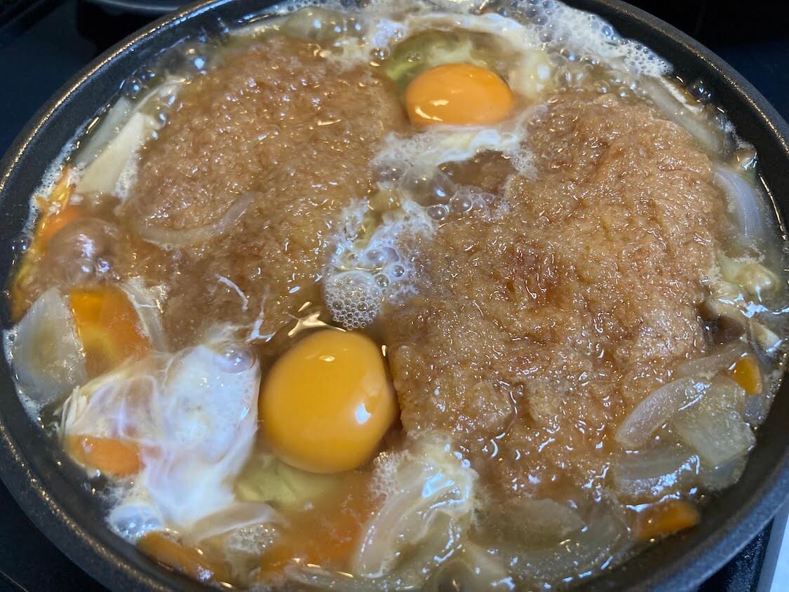 鶏むね肉の辛子酢和えレシピ。付け合わせの料理はコロッケの煮込み、卵入り