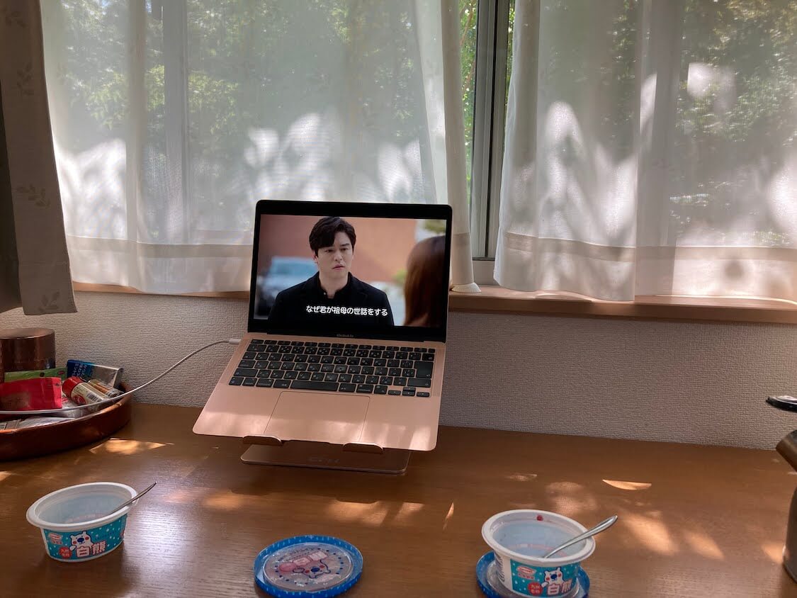 食卓の風景。韓国ドラマを見ながら食事
