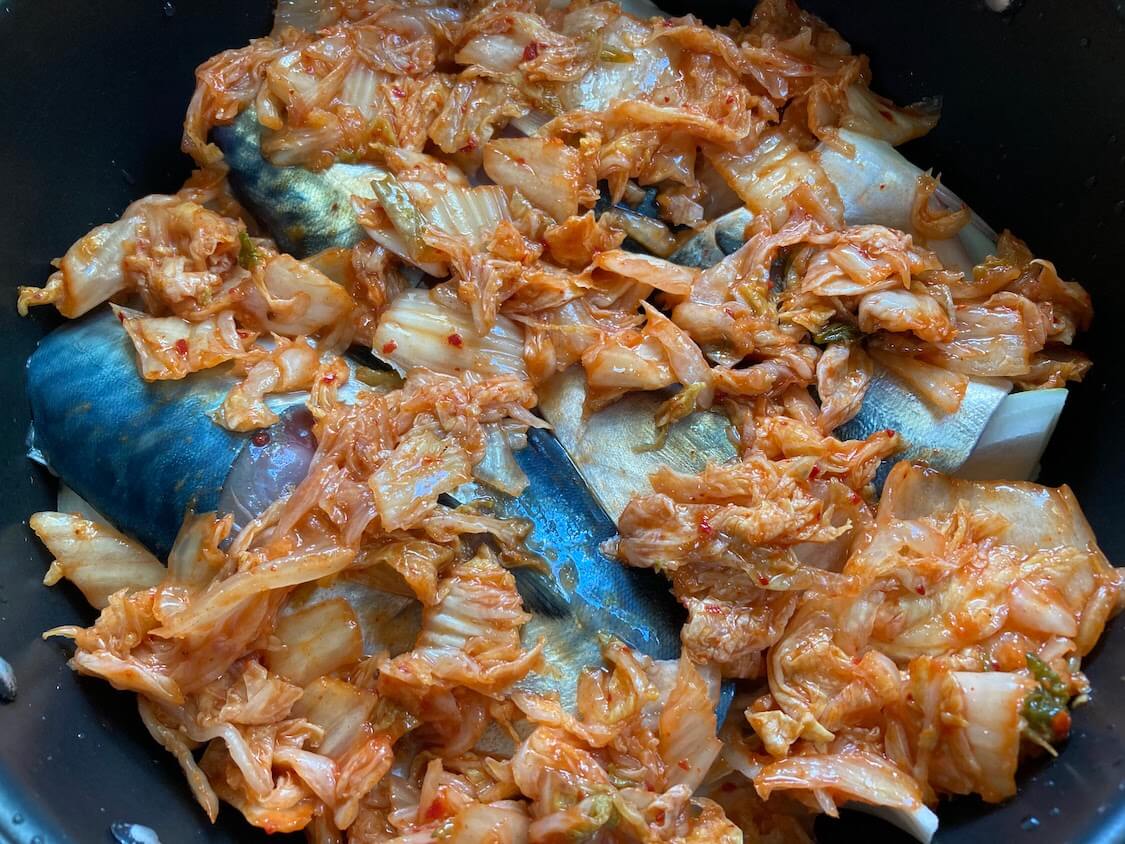 鯖のキムチ煮レシピ。鍋に材料と調味料を全て入れて煮込む