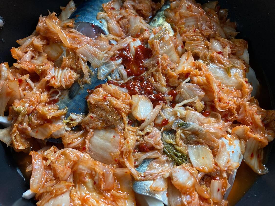 鯖のキムチ煮レシピ。味付けはキムチとコチュジャン