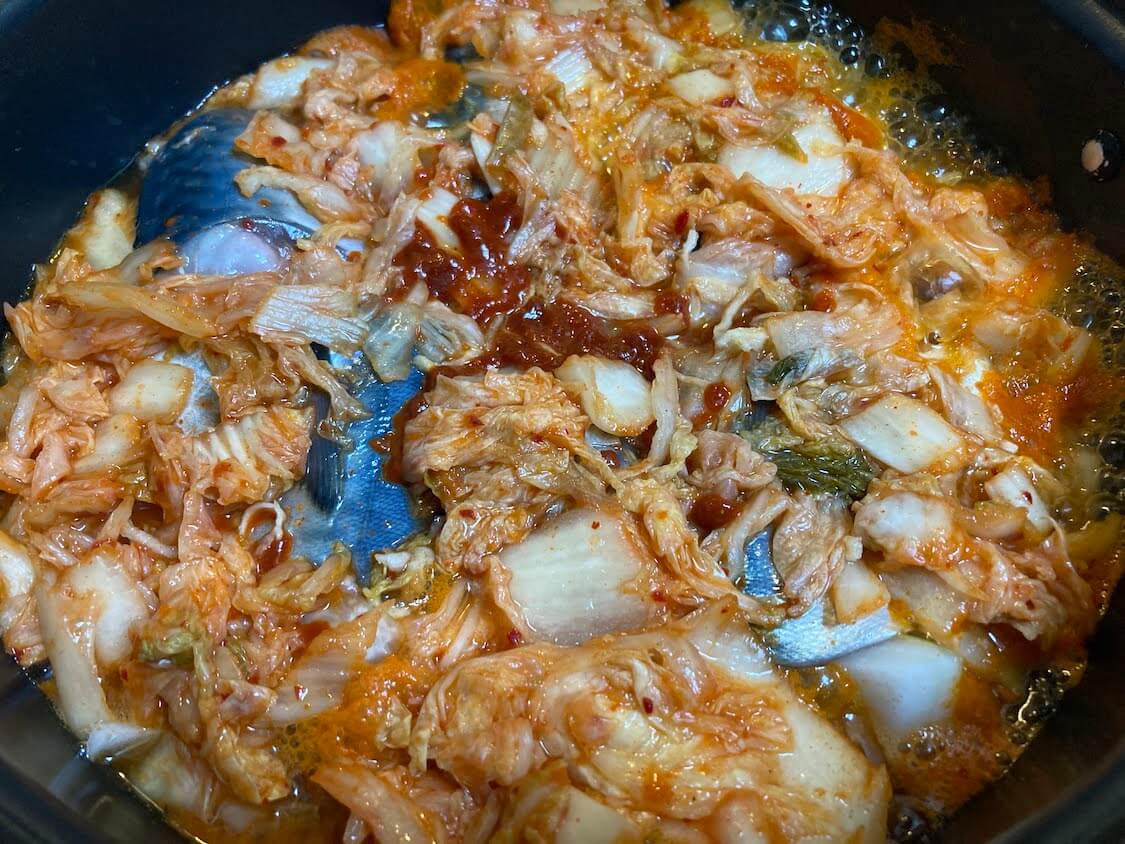 鯖のキムチ煮レシピ。煮込むだけで簡単！