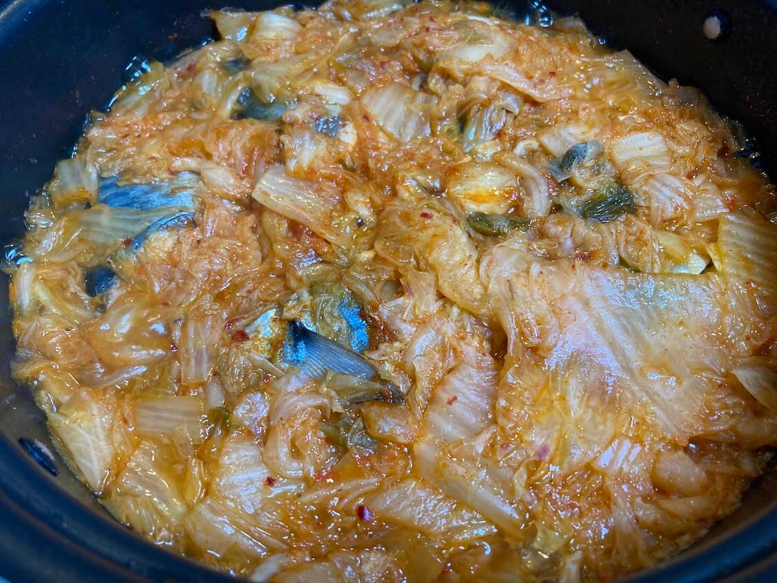 鯖のキムチ煮レシピ。煮込むだけで簡単！