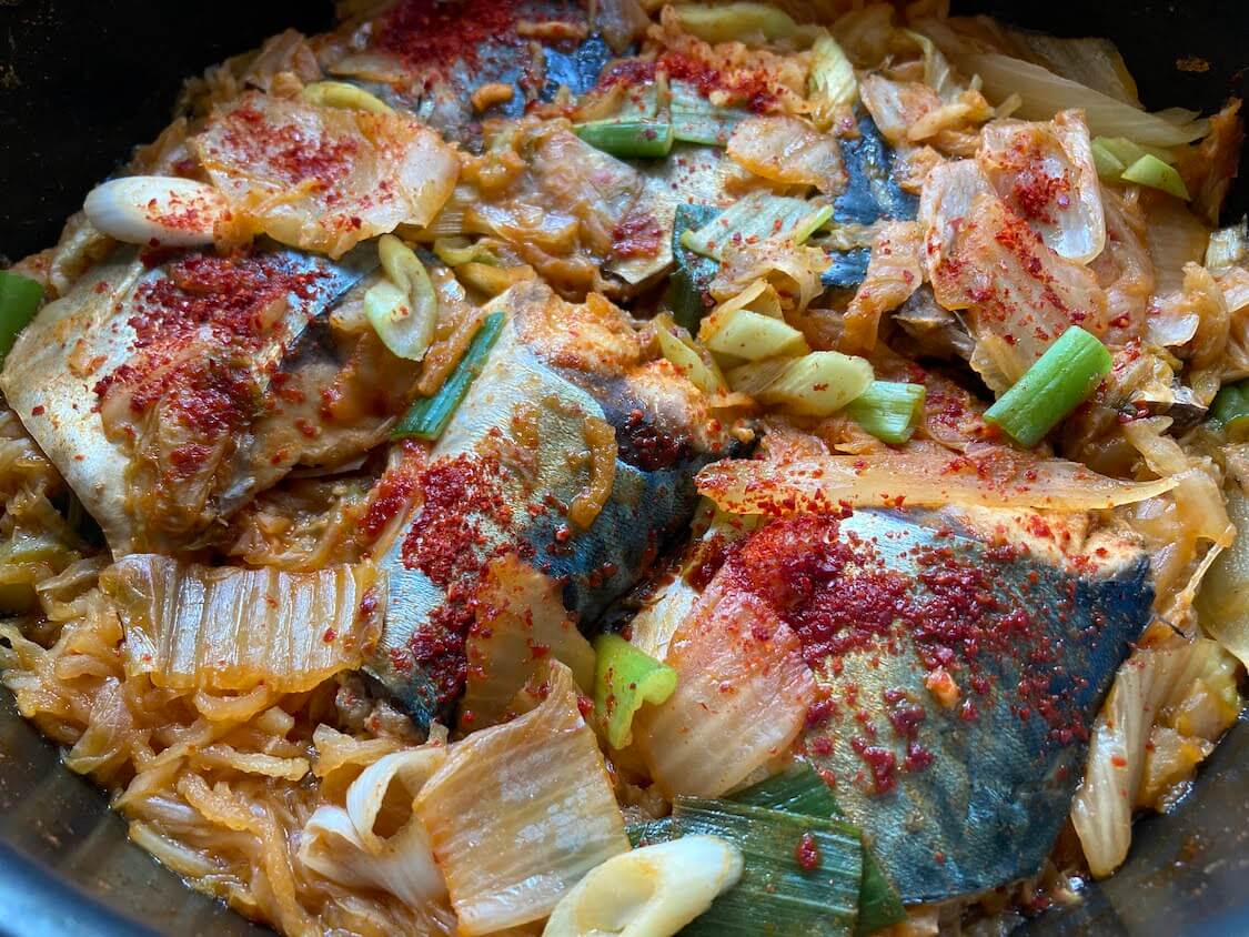 鯖のキムチ煮レシピ。韓国人気のさば料理『고등어김치찜』の作り方。干し大根入りも