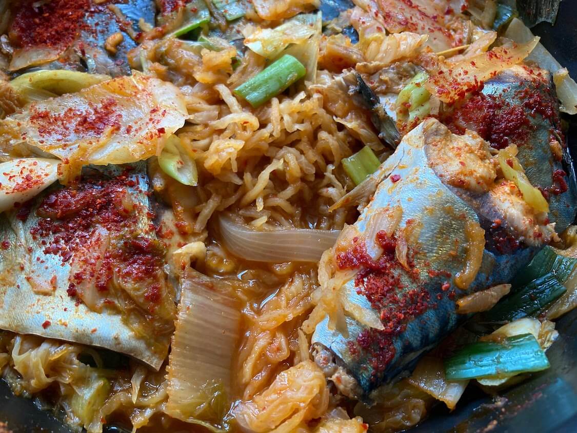 鯖のキムチ煮レシピ。韓国人気のさば料理『고등어김치찜』の作り方。干し大根入りも