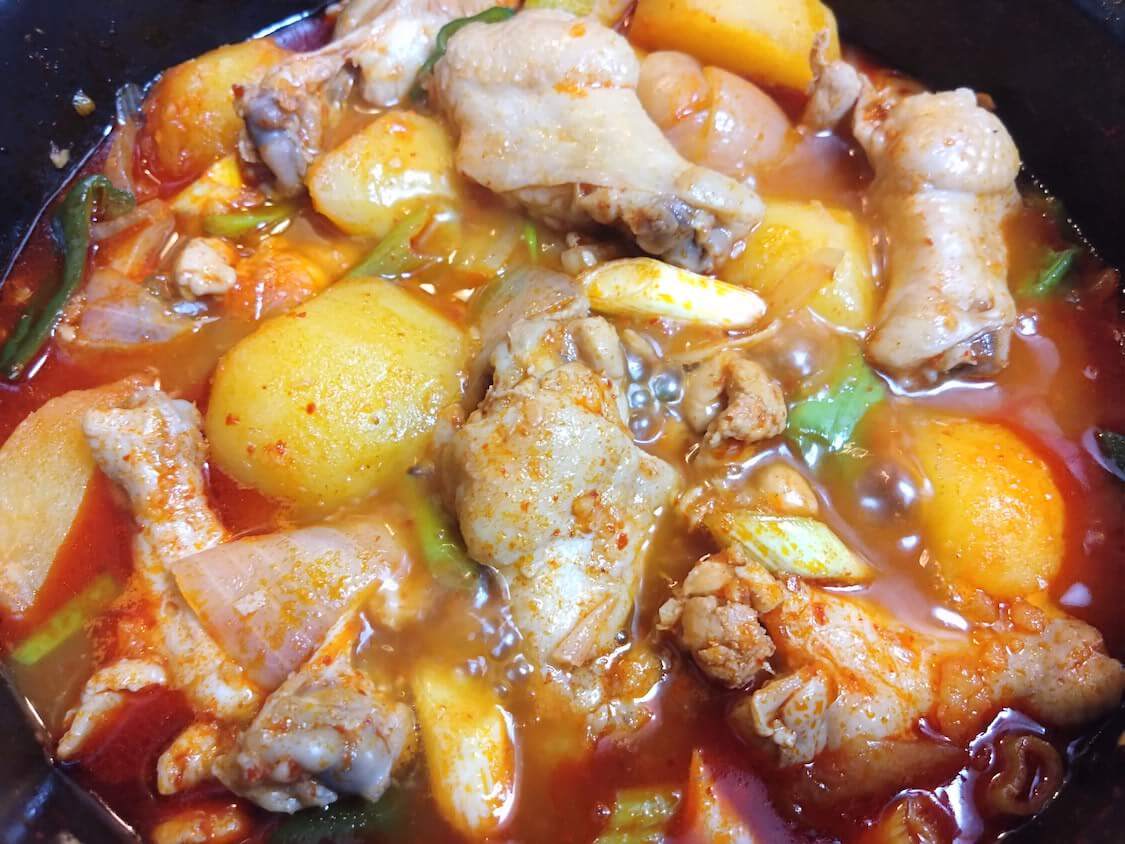 鶏肉とじゃがいもの旨辛煮込み！タッポックムタンの作り方。韓国の人気レシピ2選