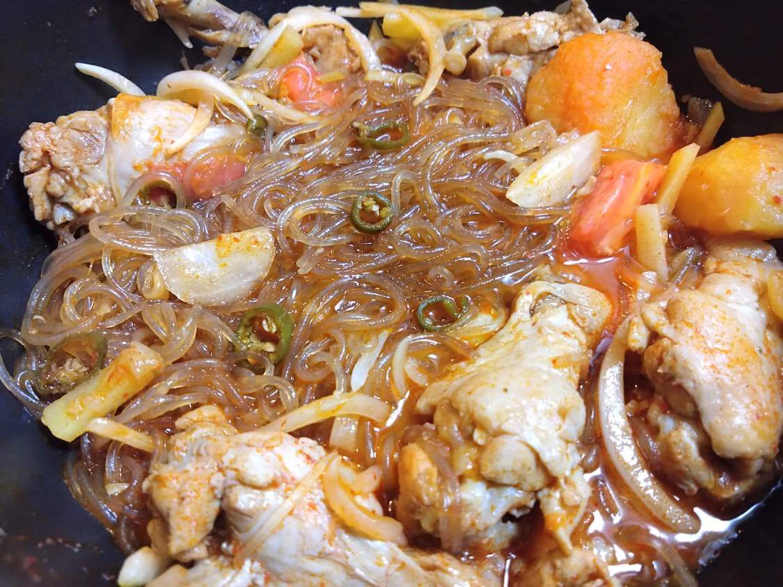 鶏肉とじゃがいもの旨辛煮込み！タッポックムタンの作り方。韓国の人気レシピ2選