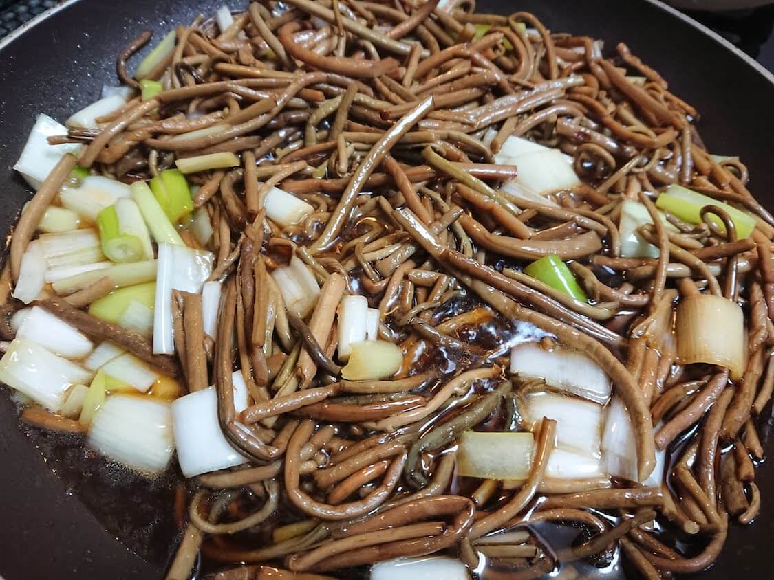 ぜんまいと椎茸の炒めナムルの作り方。しいたけ抜き、長ねぎたっぷり