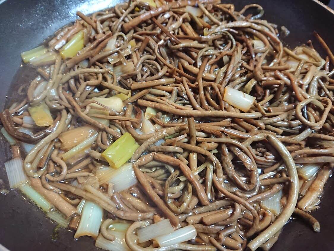 ぜんまいと椎茸の炒めナムルの作り方。しいたけ抜き、長ねぎたっぷり