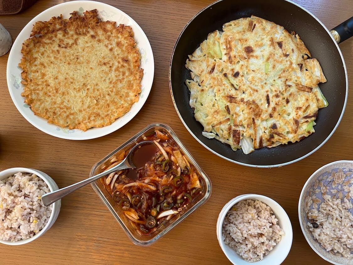 れんこんだけで、チヂミ！簡単レシピ＋韓国人の作り方3選。ヤンニョムジャンのタレにつけて食べる
