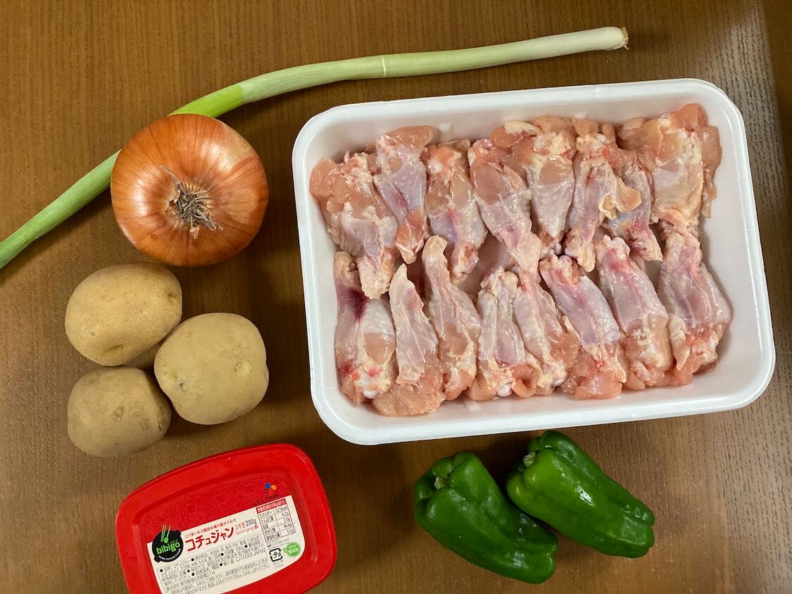 鶏肉とじゃがいもの旨辛煮込み！タッポックムタンの作り方、材料と野菜。韓国の人気レシピ2選