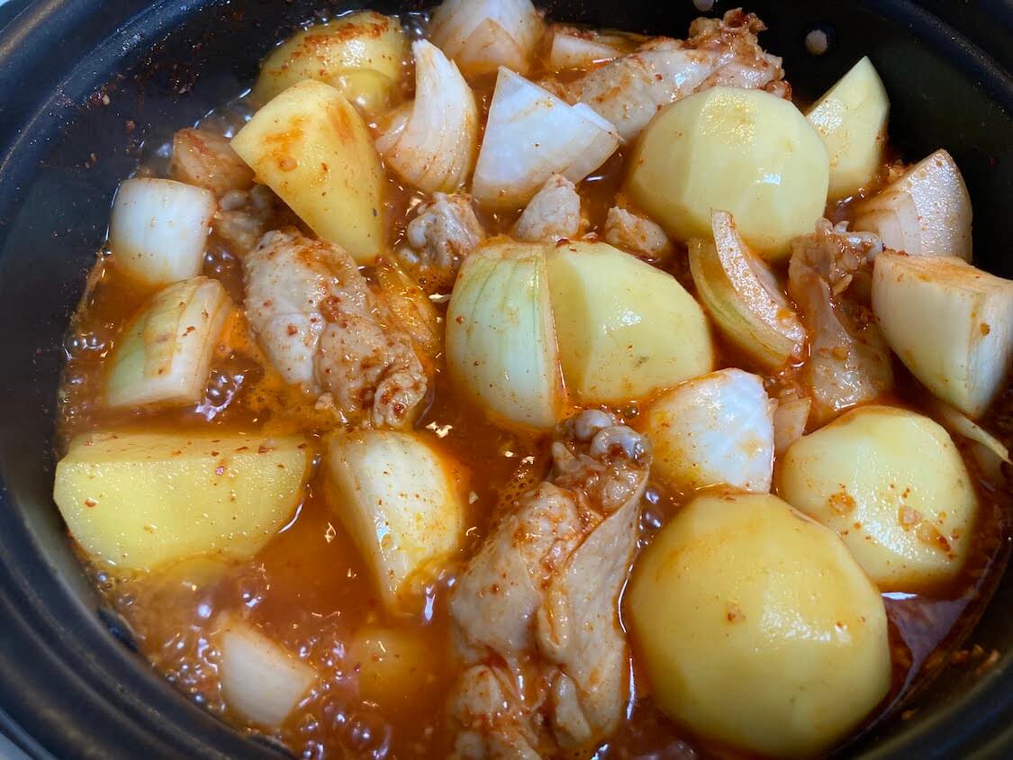 鶏肉とじゃがいもの旨辛煮込み！タッポックムタンの作り方。炒めてから煮込む