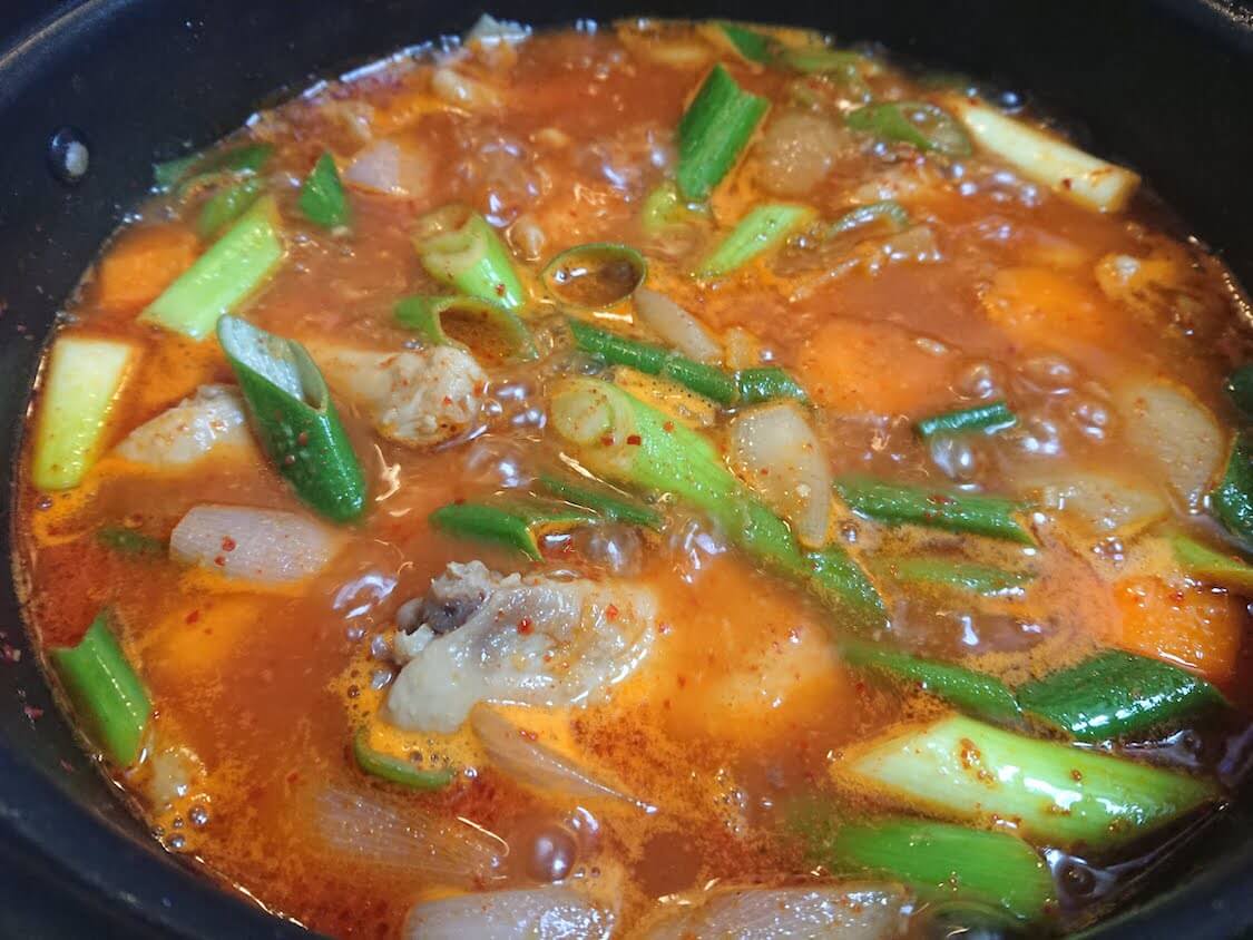 コチュジャンだれで！鶏肉の漬け込みレシピ。スープカレー風にも変身☆韓国料理タッポクムタン