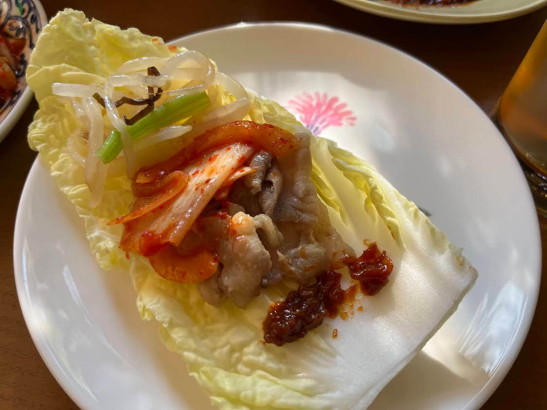 長ねぎキムチのレシピ。韓国で最近人気のキムチ★サムギョプサル（豚バラ炒め）の付け合わせとして、食べ方
