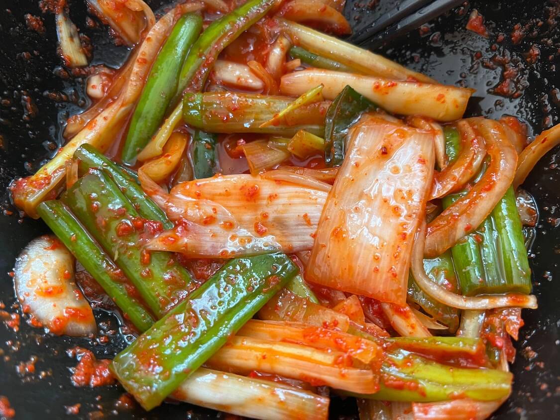 簡単！長ねぎキムチのレシピ。韓国で最近人気のキムチ★よく合う＆活用できる料理も