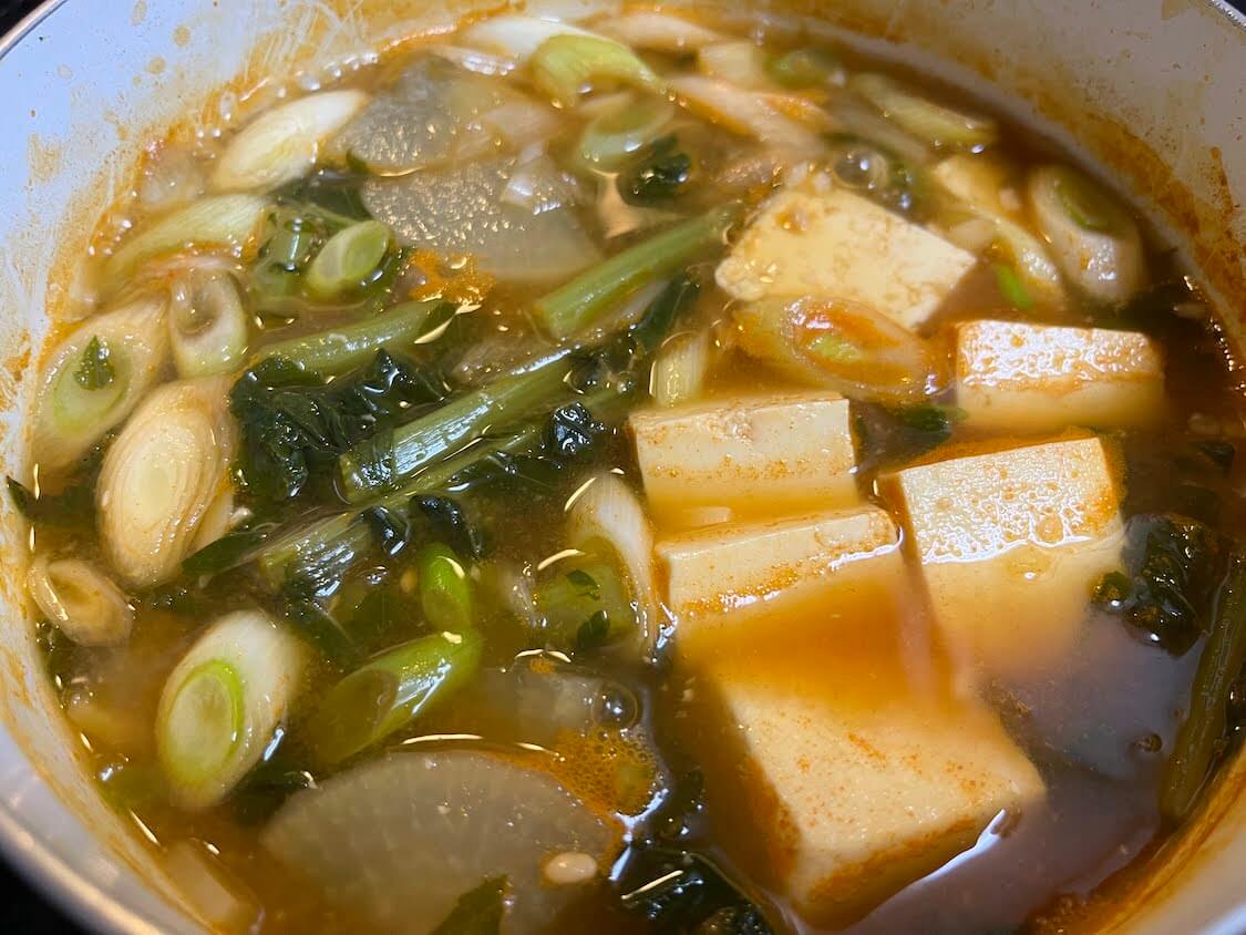 大根の葉と豆腐の味噌汁レシピ。ピリ辛スープの味付け、コチュジャン