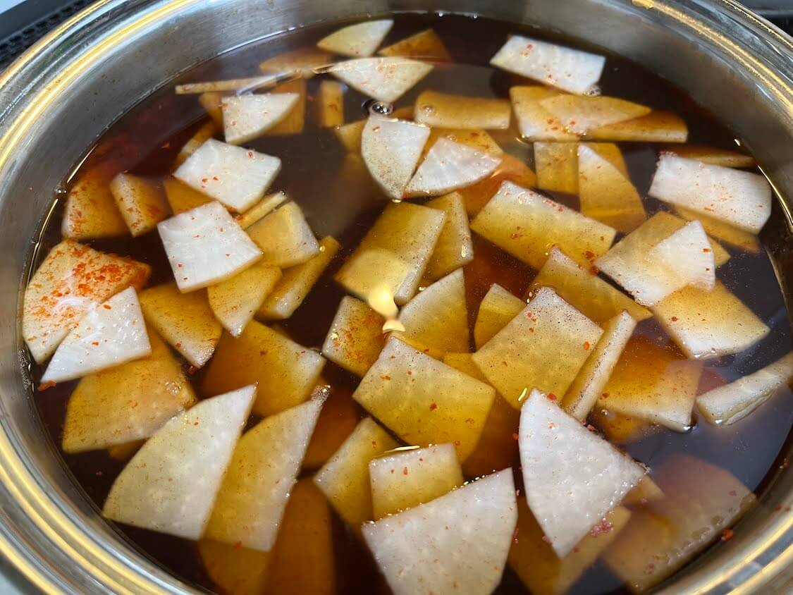 アルタン（鱈子や白子入り海鮮チゲ鍋）の作り方。野菜とスープの味付け