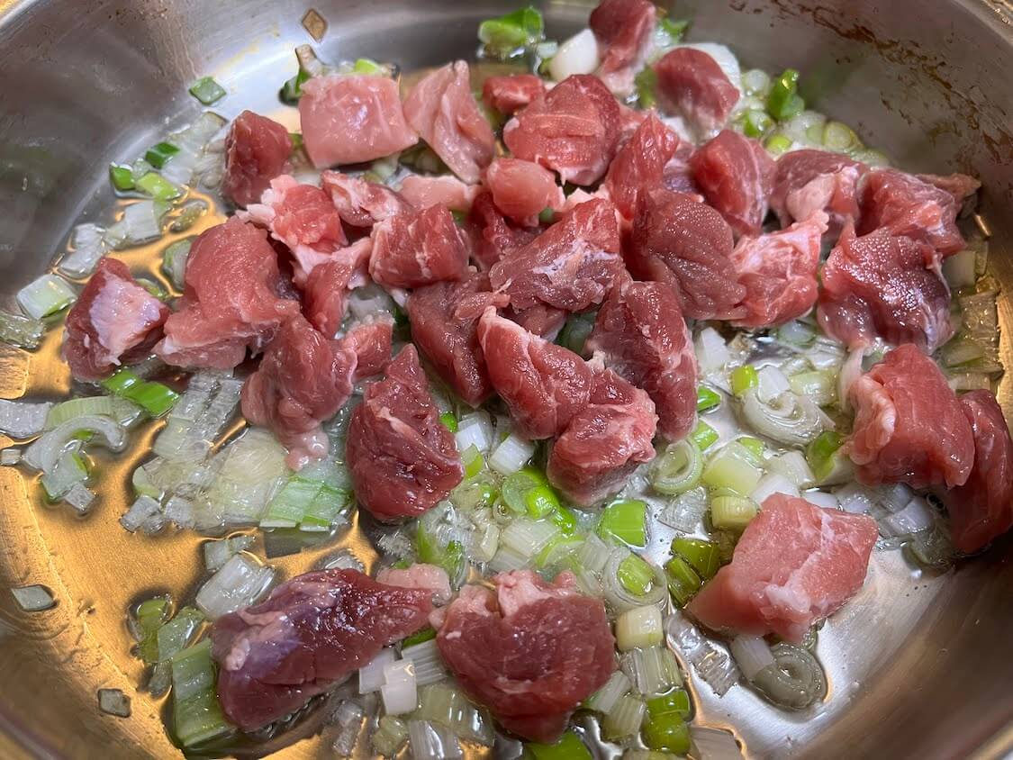 韓国のジャージャー麺【チャジャンミョン】本場のレシピ。豚肉を炒める
