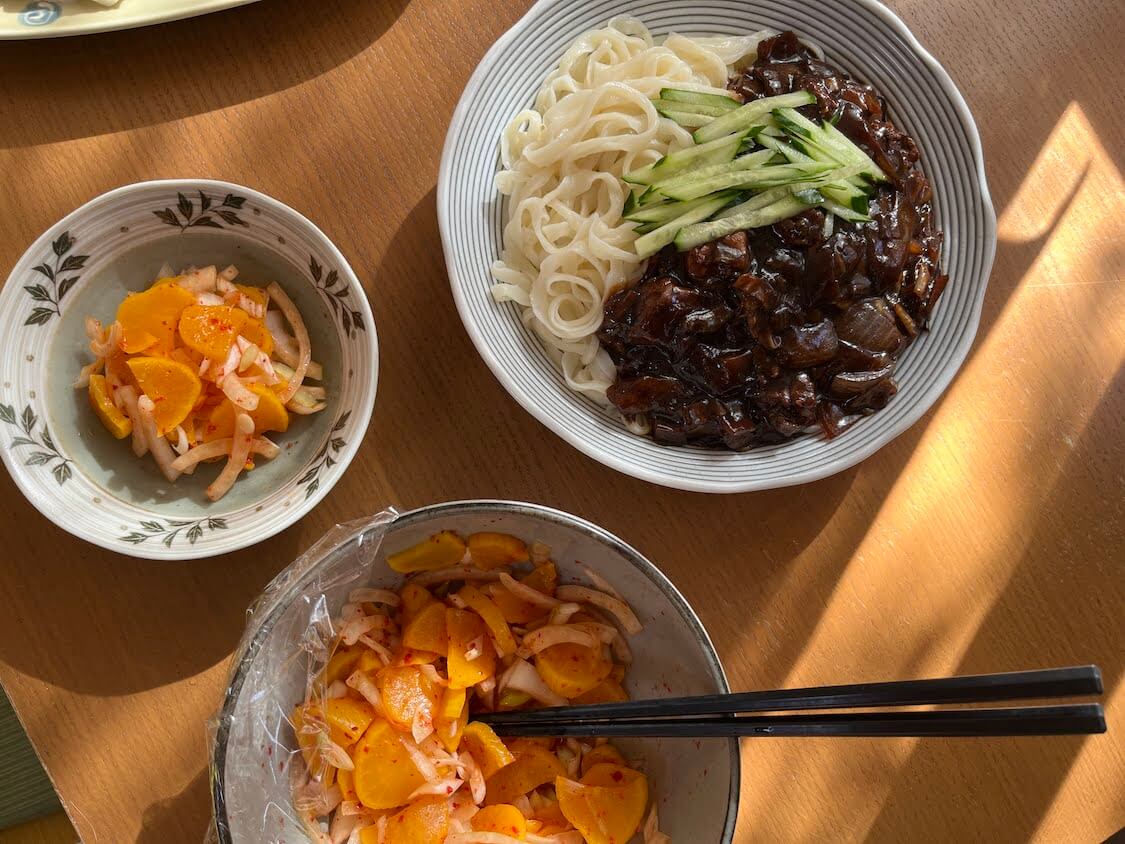 韓国のジャージャー麺【チャジャンミョン】本場の人気レシピ。付け合わせは沢庵
