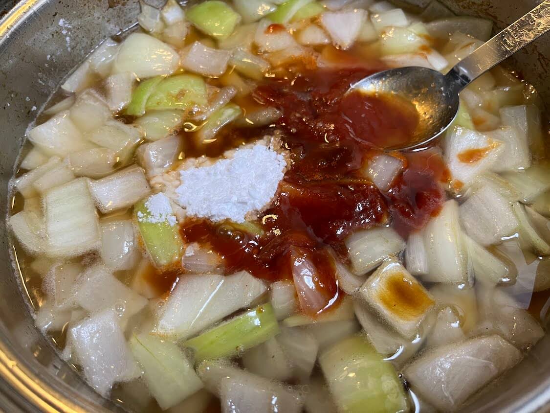 酢豚タレかけ！冷凍餃子の簡単アレンジレシピ。玉ねぎたっぷりのあんかけの作り方と調味料
