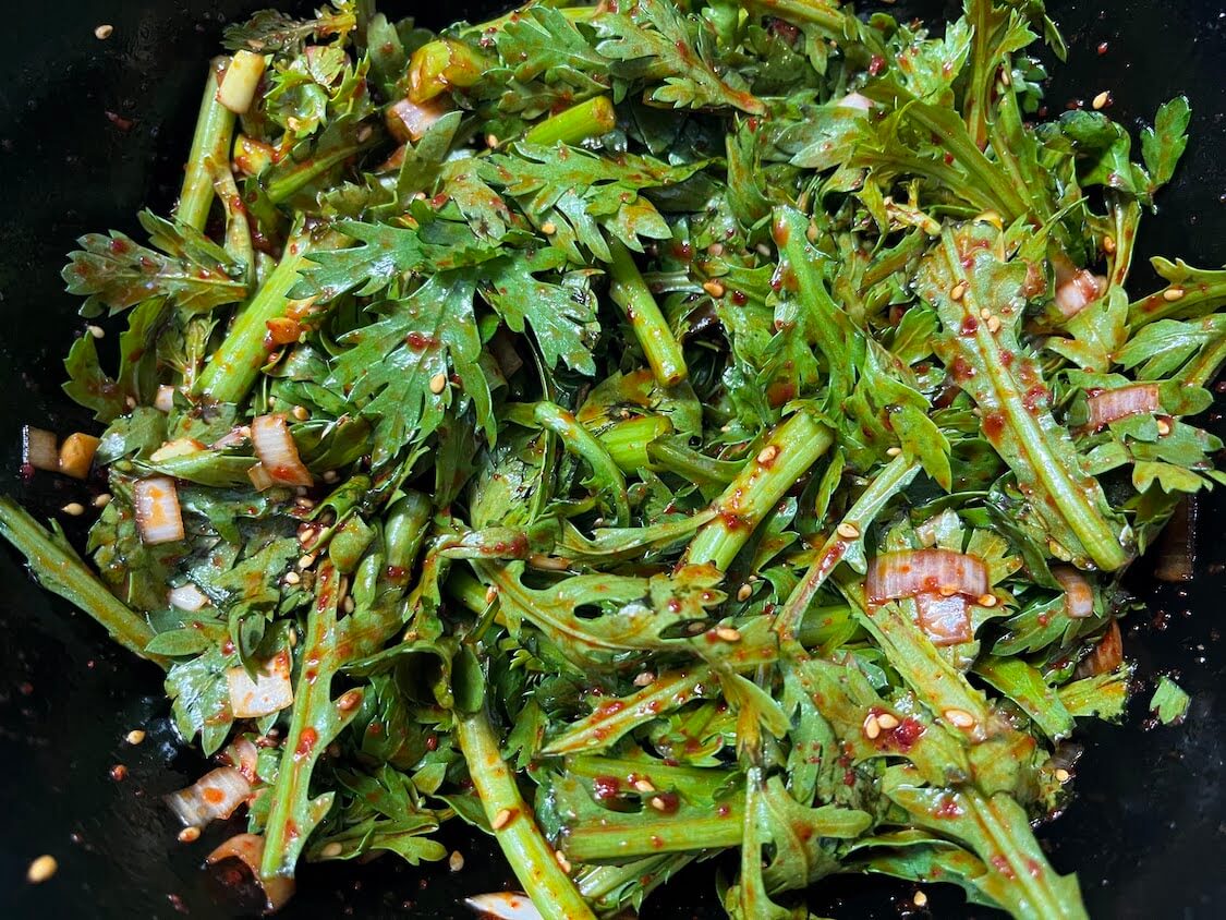 ごま油＋ピリ辛！春菊の生サラダレシピ。韓国のヤンニョムで食欲をそそる簡単おかず
