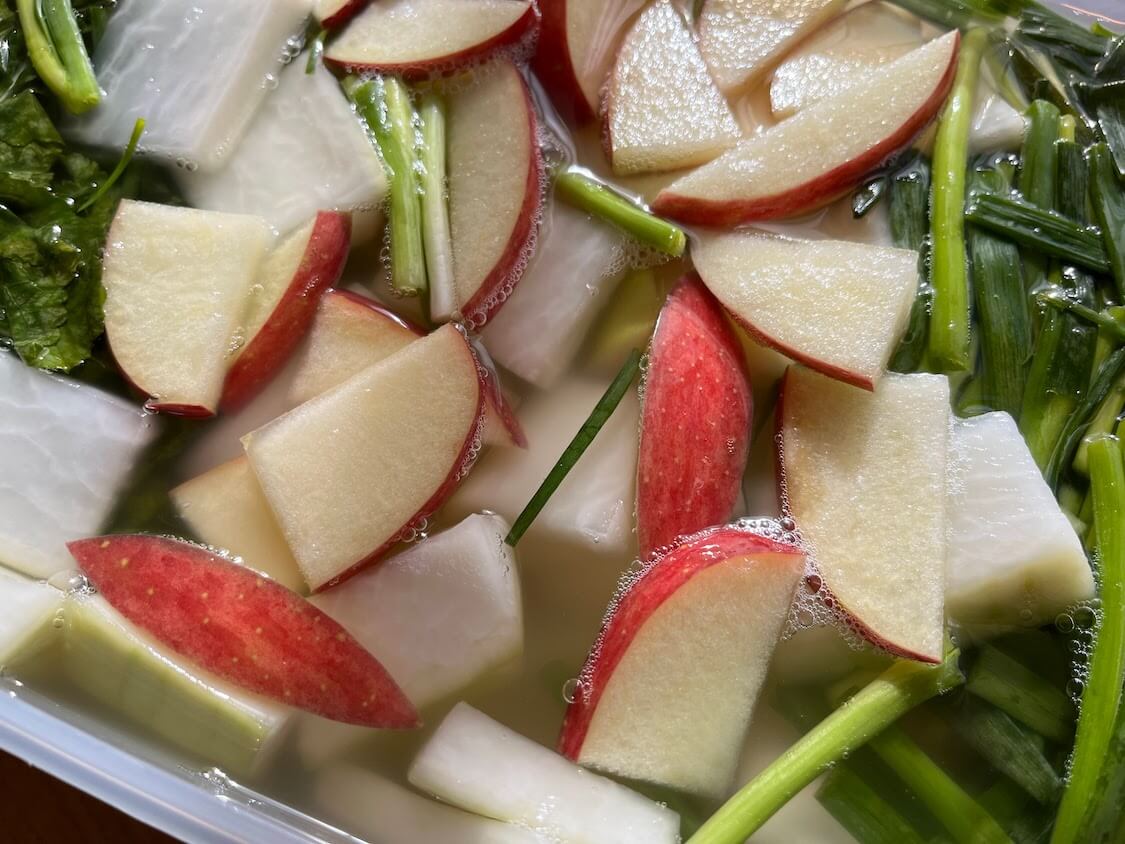 簡単！りんごと大根の水キムチレシピ。リンゴの皮で発酵