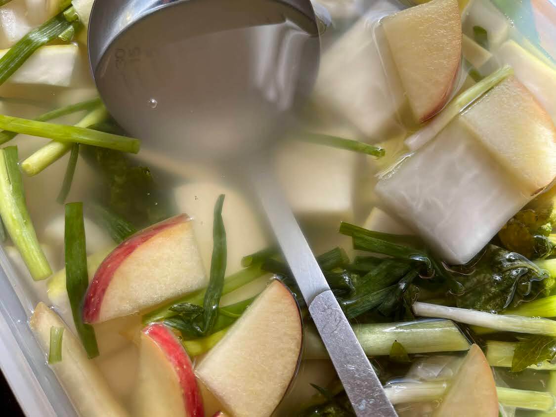 簡単！りんごと大根の水キムチ。基本が分かる韓国レシピ。スープの色と味の変化