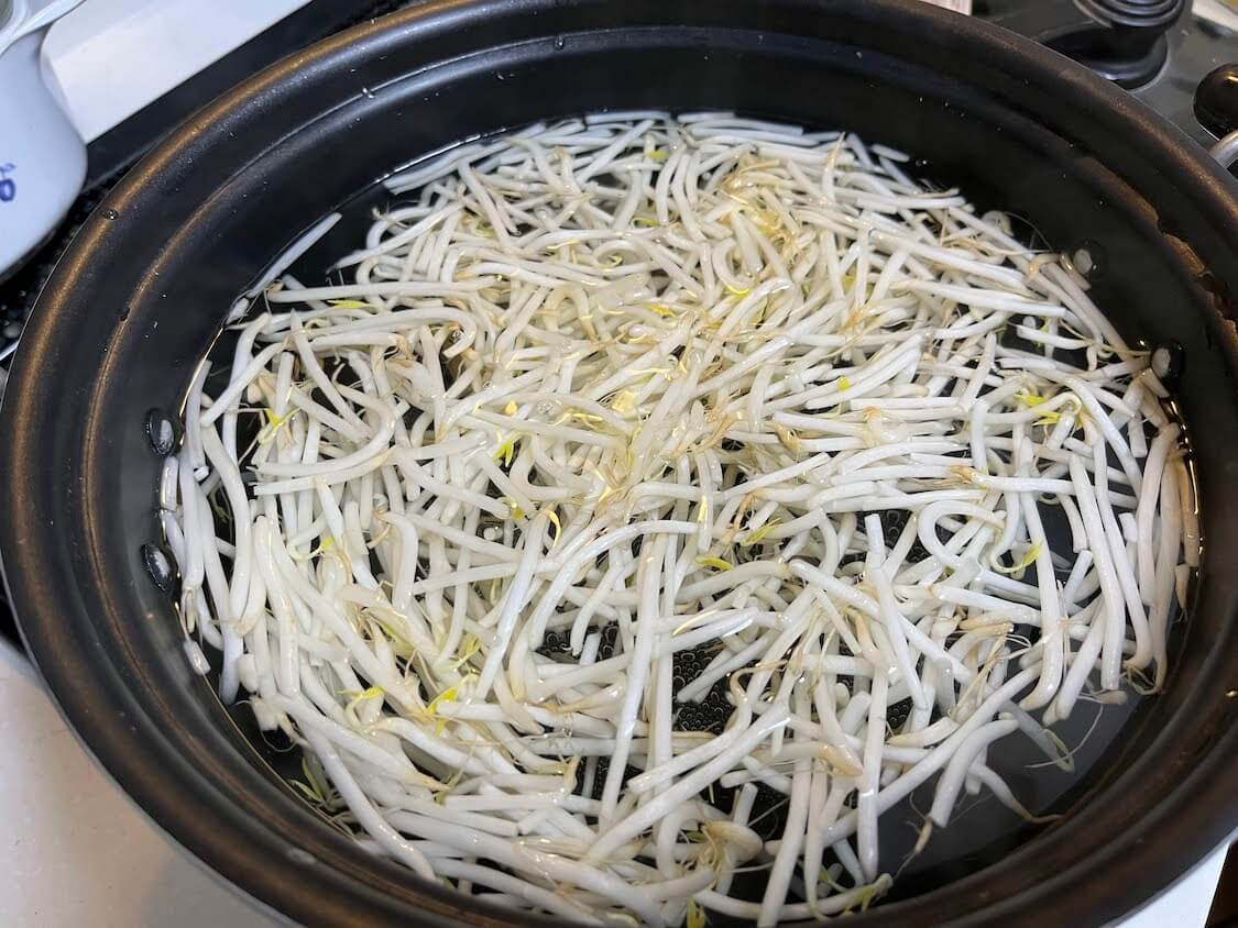 韓国餃子「マンドゥ」レシピ。もやしを茹でる