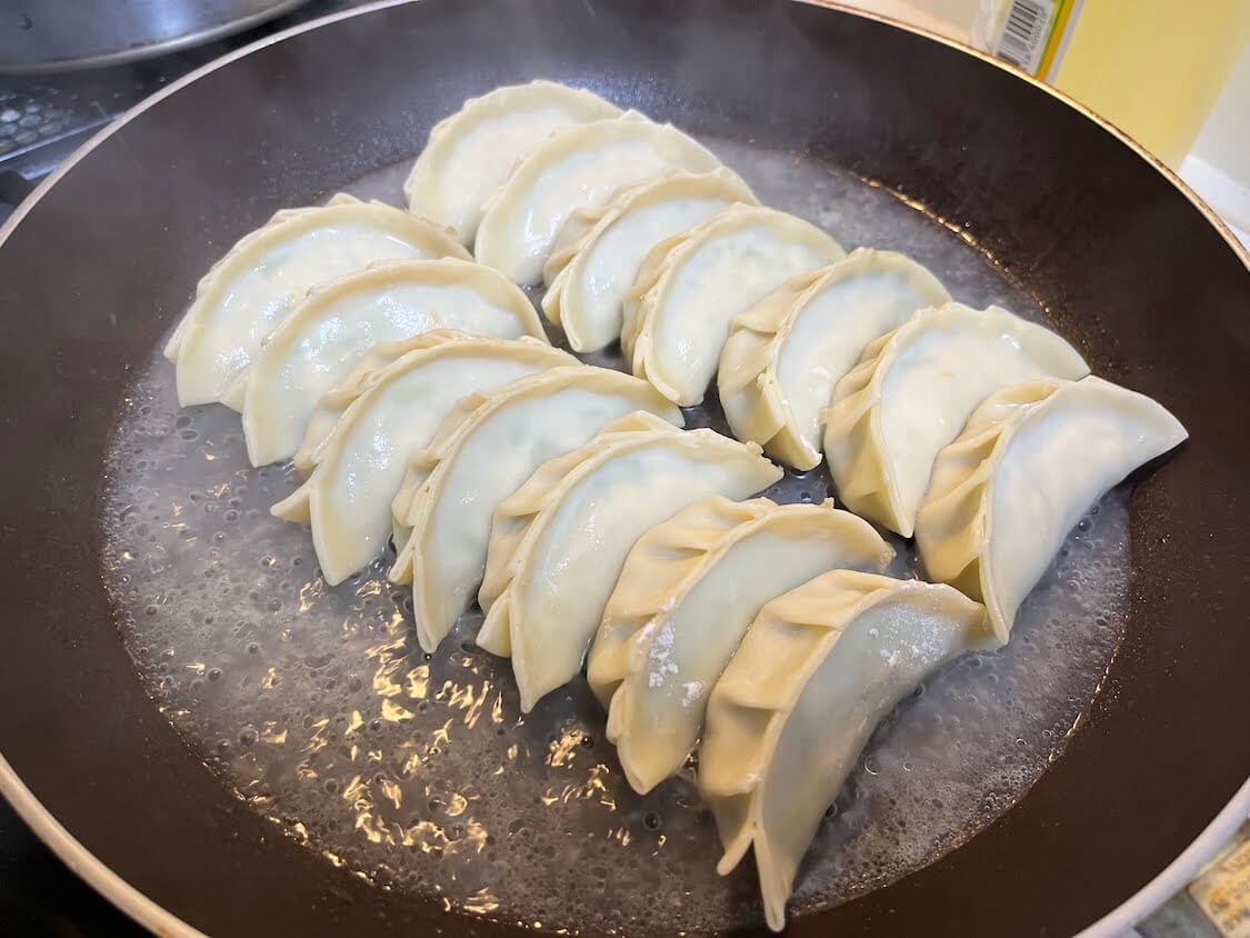 韓国餃子「マンドゥ」レシピ。フライパンで焼き餃子にしても美味しい