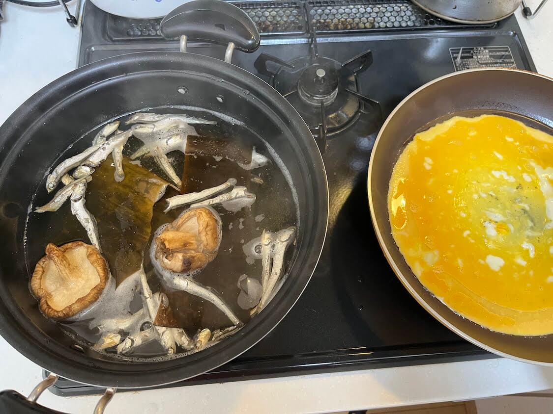 韓国のお雑煮「トック」の作り方。卵のトッピング