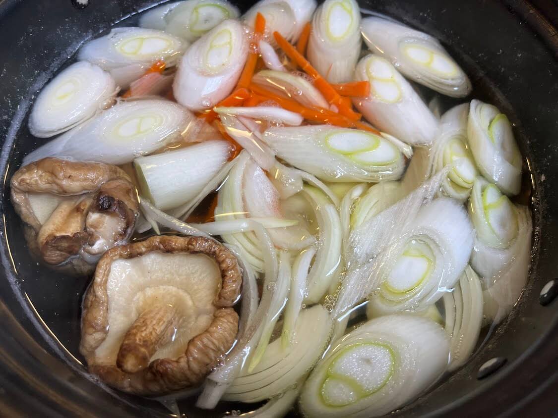 韓国のお雑煮「トック」の作り方。出汁と野菜