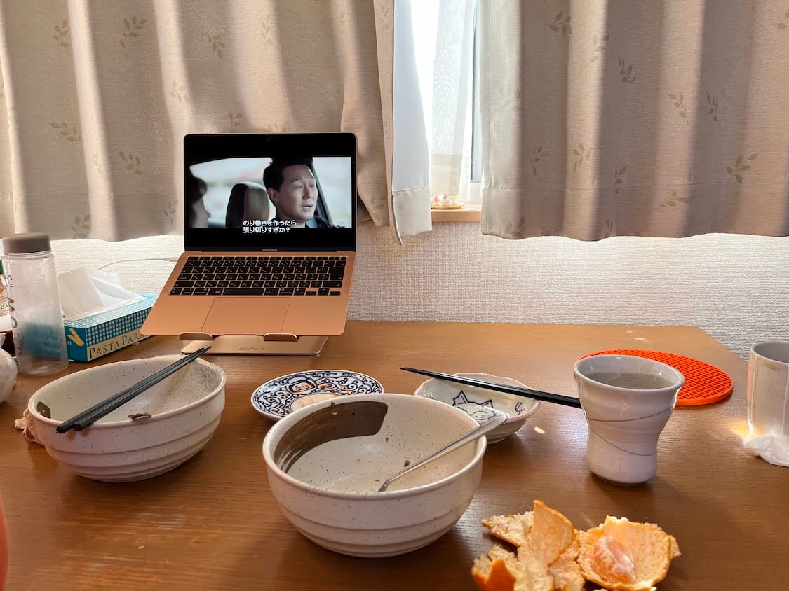韓国のお雑煮「トック」本場の人気レシピ8選。食事風景、韓国ドラマを見ながら