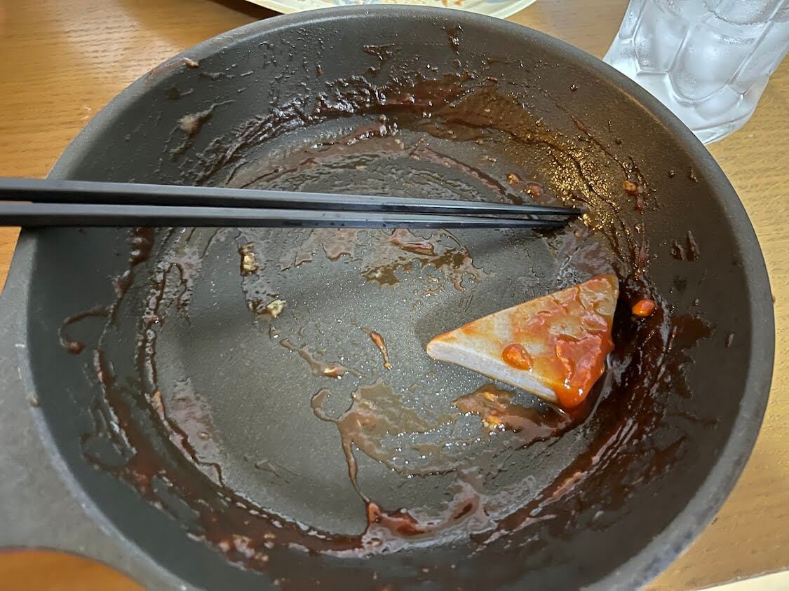 韓国屋台「ソトクソトク」簡単レシピ。タレをこんにゃくにつけて