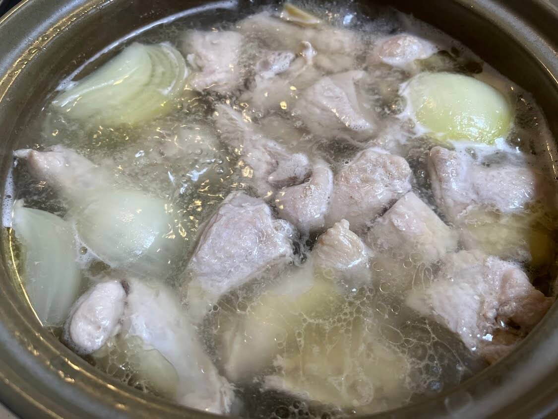 韓国の水炊き「タッカンマリ」の簡単レシピ。鶏肉をハサミで切る