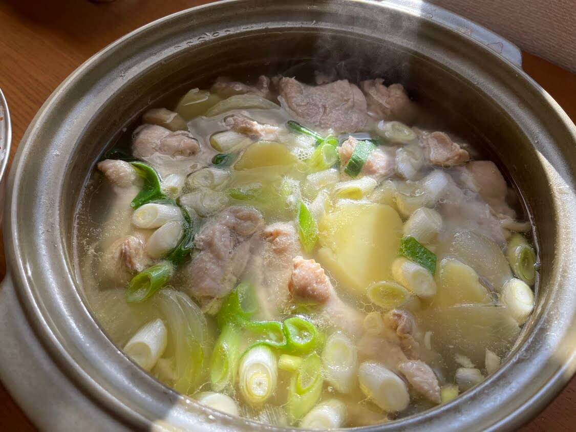 韓国の水炊き「タッカンマリ」簡単レシピ。白菜の即席キムチも！本場お店の映像も