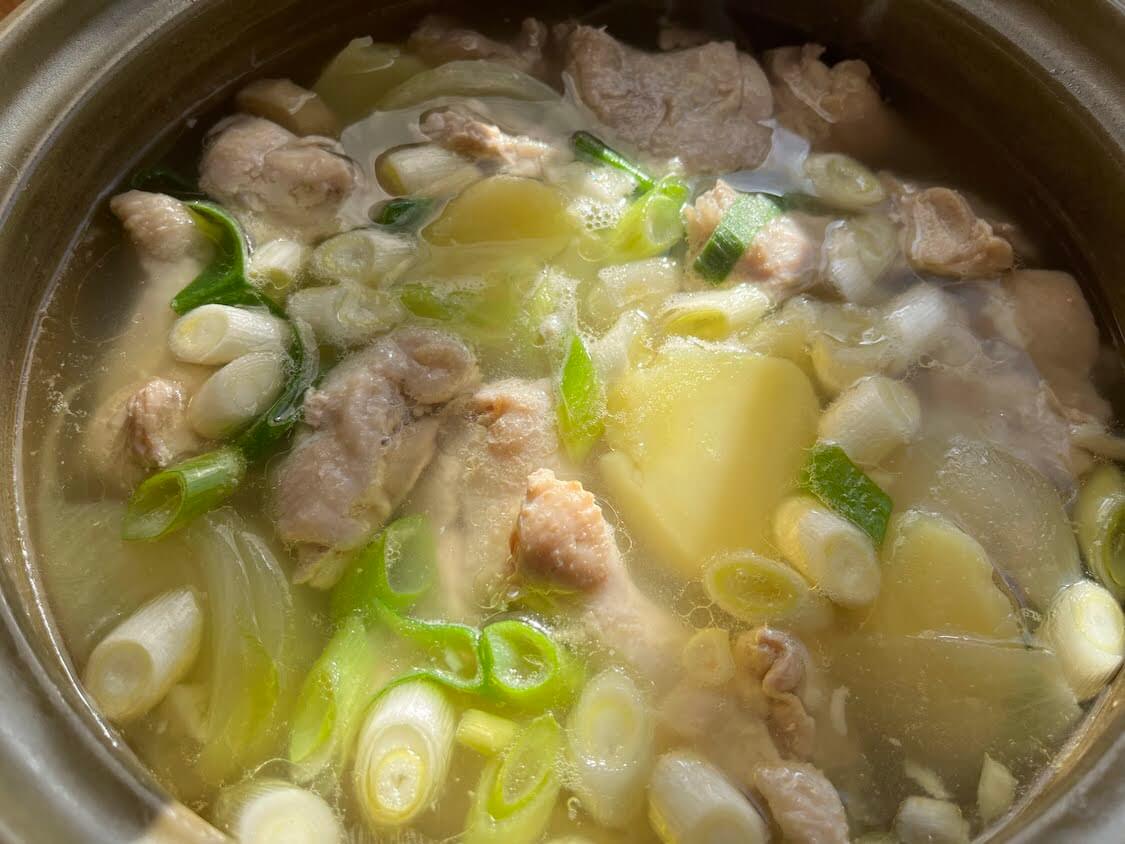 韓国の水炊き「タッカンマリ」簡単レシピ。白菜の即席キムチも！本場お店の映像も
