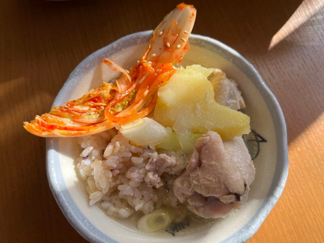韓国の水炊き「タッカンマリ」簡単レシピ。即席白菜キムチも！本場お店の映像も