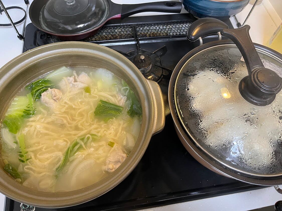 韓国の水炊き「タッカンマリ」簡単レシピ。〆のうどん入り、付け合わせの餃子（マンドゥ）