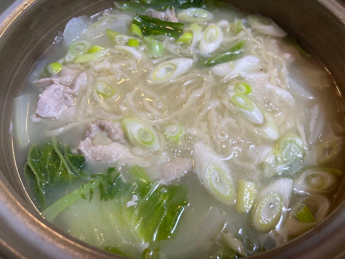 韓国の水炊き「タッカンマリ」簡単レシピ。〆のうどん入り、付け合わせの餃子（マンドゥ）