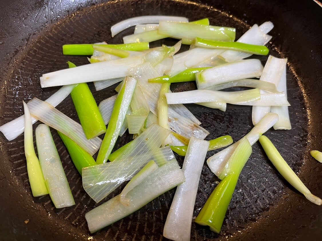 本格プルコギチャプチェの作り方。野菜を炒めて味付け