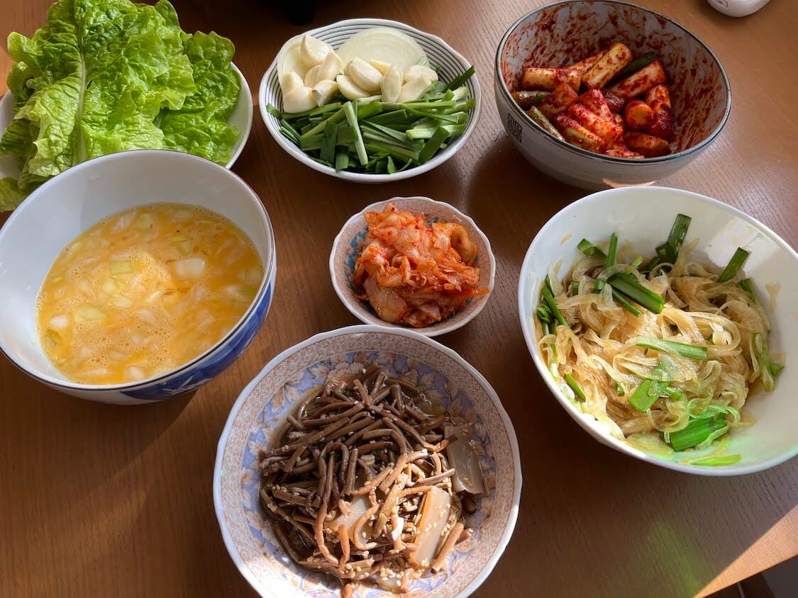 韓国焼肉が楽しめるホットプレート。副菜と献立