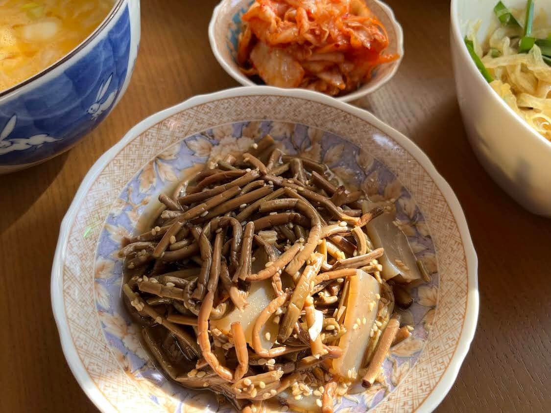 韓国焼肉が楽しめるホットプレート。副菜ゼンマイのナムル