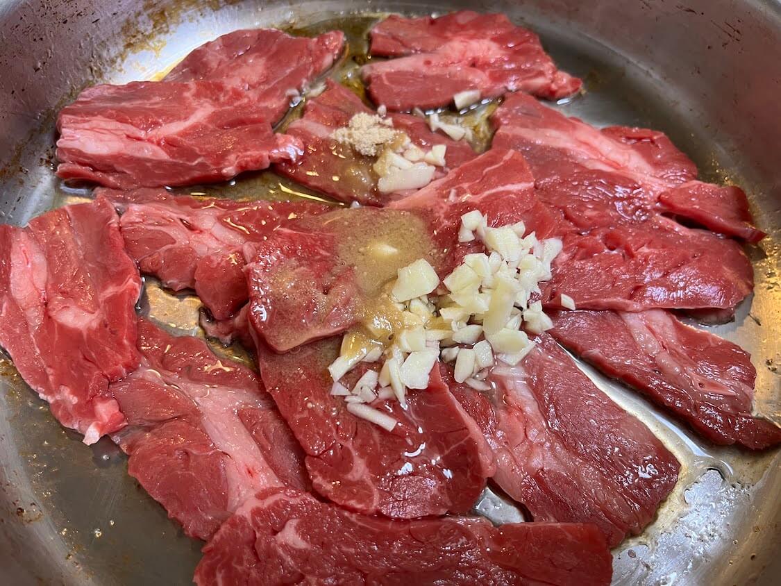 牛肉と長ネギの甘辛炒めレシピ。詳しい作り方。牛肉の味付け