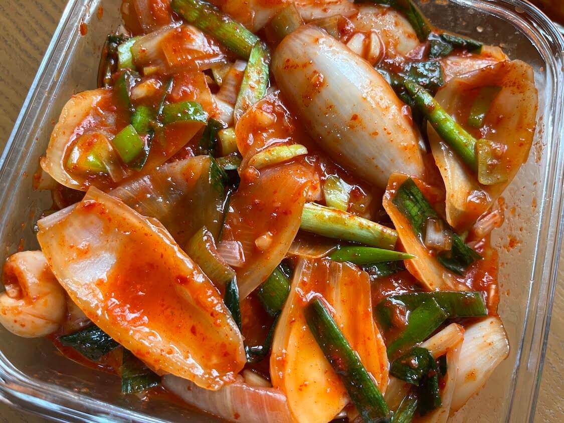 玉ねぎの本格キムチレシピ。韓国の人気レシピ3選も！血液サラサラ〜新玉ねぎOK