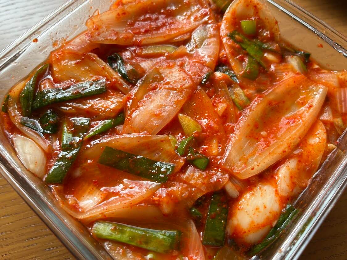 玉ねぎの本格キムチレシピ。韓国の人気レシピ3選も！血液サラサラ〜新玉ねぎOK