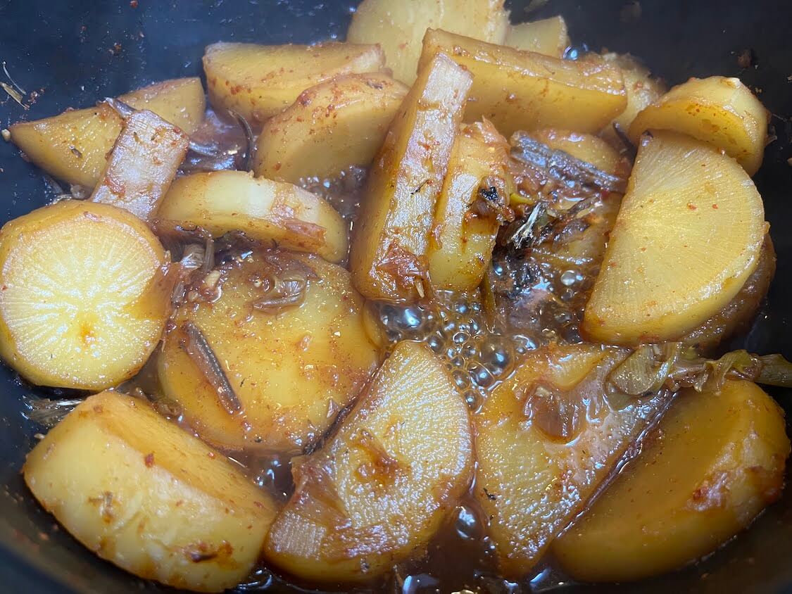 ご飯泥棒！大根のピリ辛煮物の作り方。韓国の人気レシピ〜定番の作り置きおかず〜