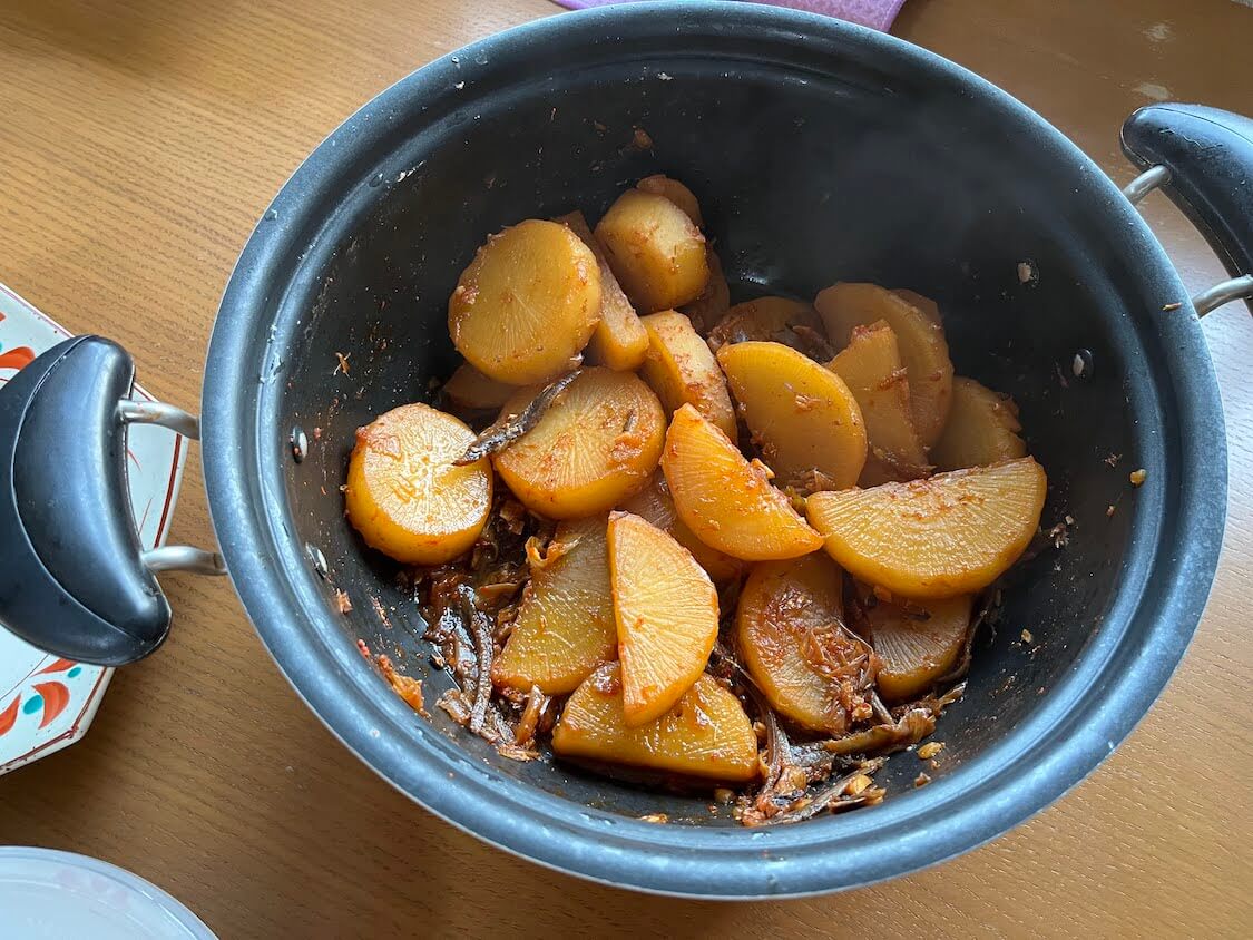 ご飯泥棒！大根のピリ辛煮物の作り方。韓国の人気レシピ〜定番の作り置きおかず〜