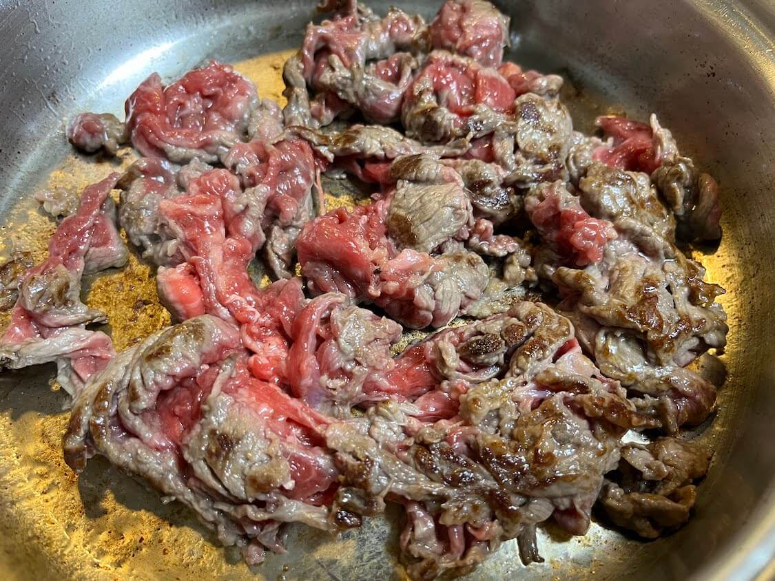 柔らか！牛肉と長ネギの甘辛炒めレシピ。牛肉を炒める