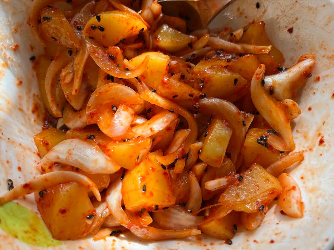 超簡単！たくあんと玉ねぎのピリ辛酢和え。韓国定番の作り置きおかずレシピ