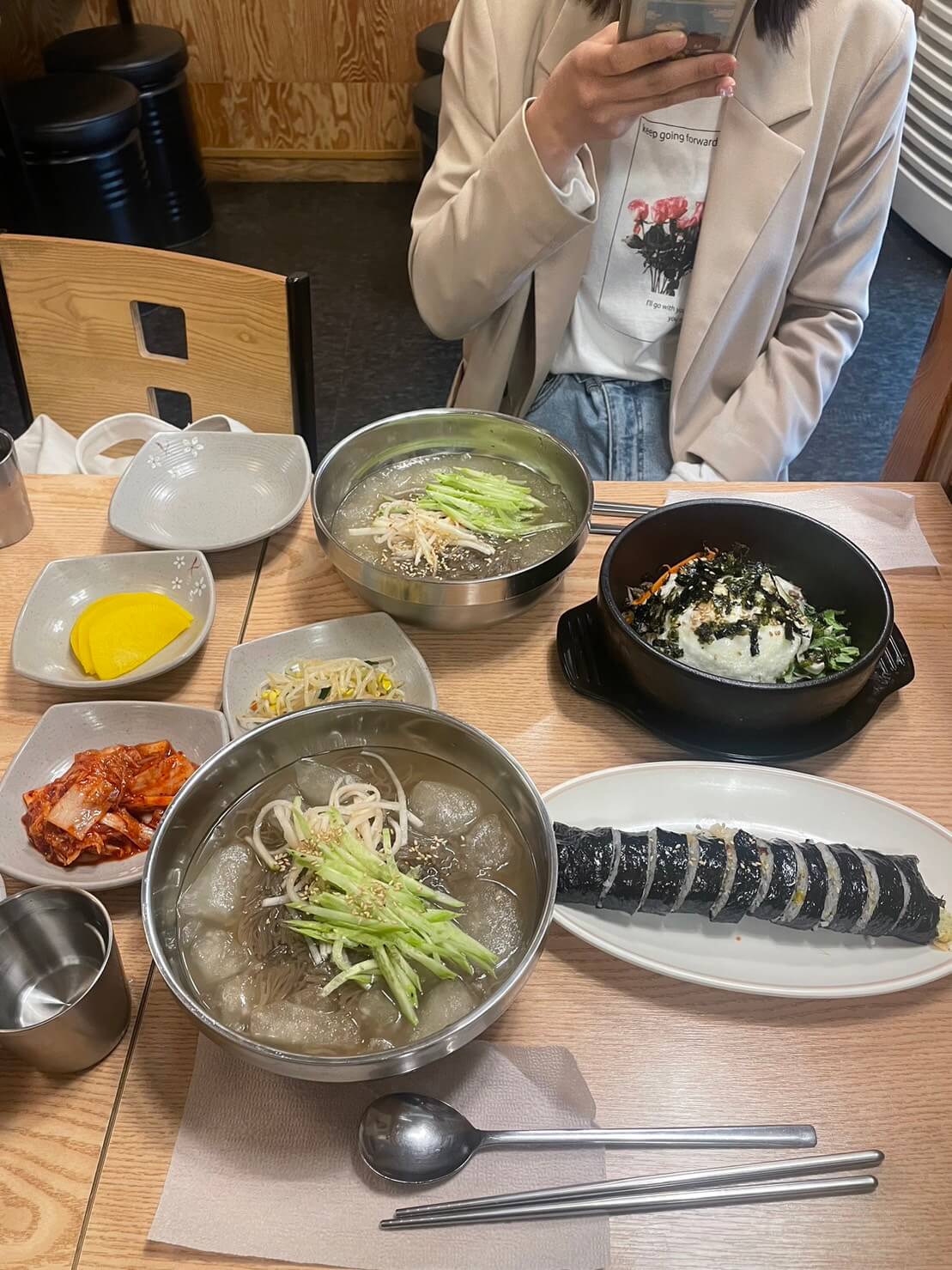 初めて韓国旅行に行ってきた高校生から旅の話とソウルの写真。食事、冷麺とキンパ