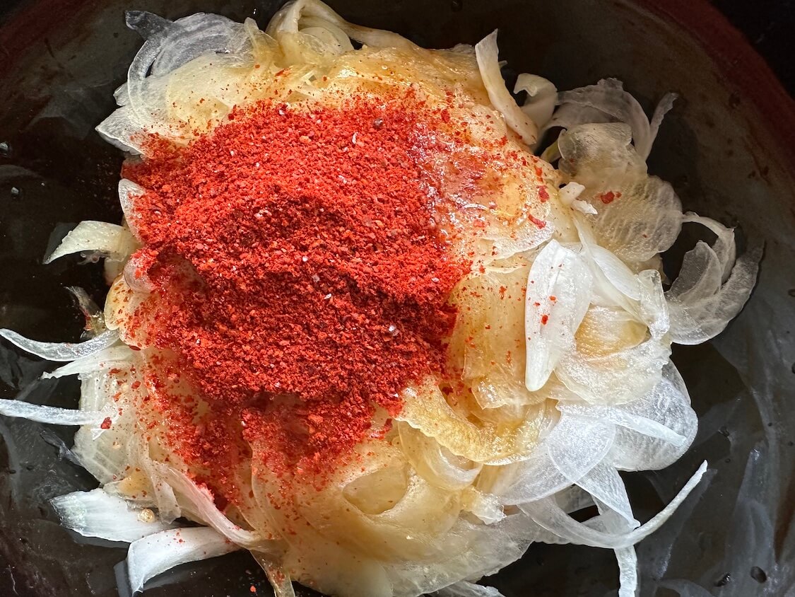 簡単すぐ！新玉ねぎキムチと蒸しキャベツで韓国包みご飯「サムパプ」レシピ